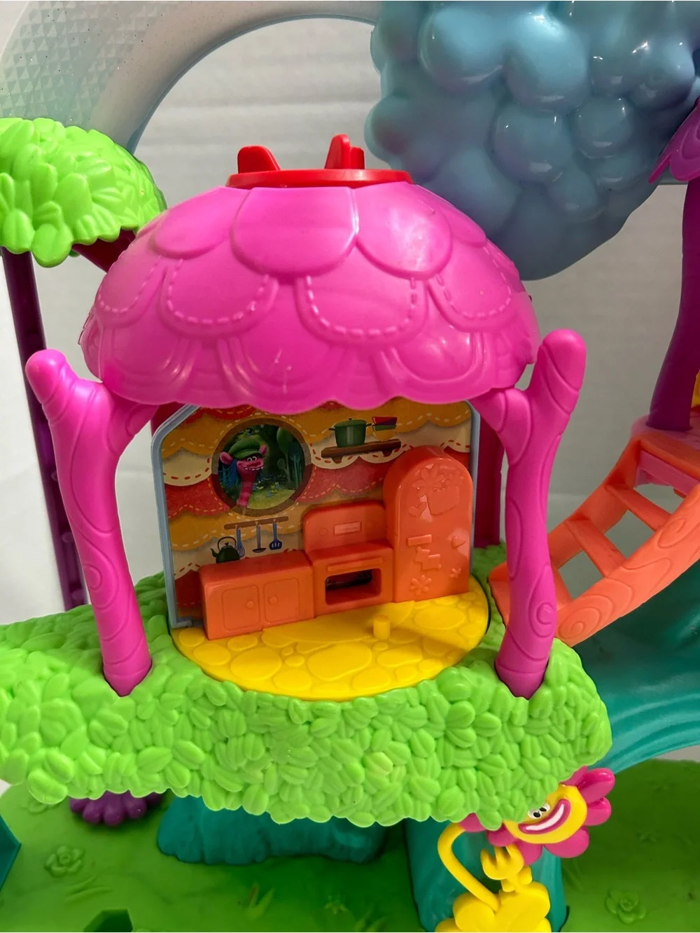 DreamWorks Trolls Treehouse Playset Lights Sounds Rainbow Slide Figure House